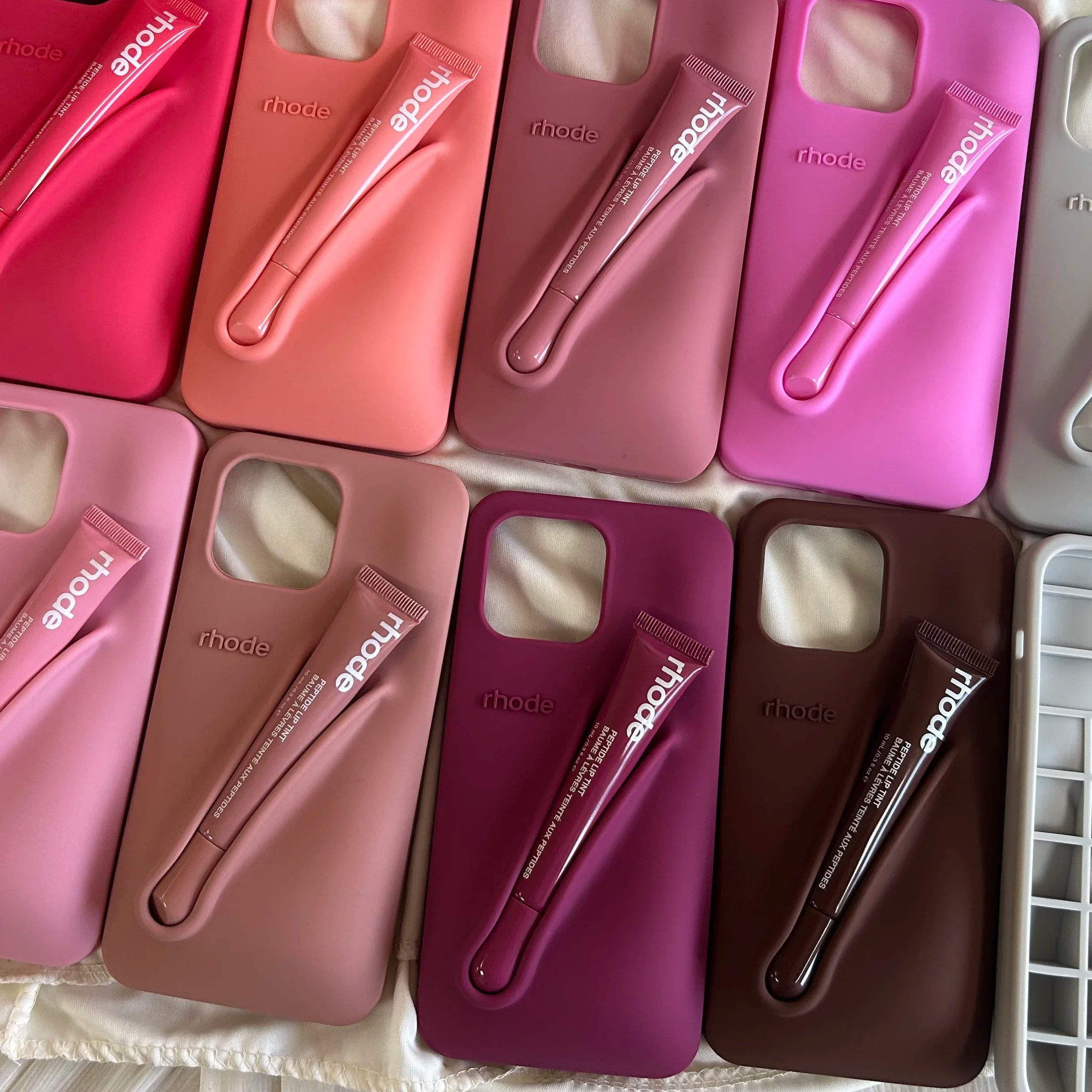 Autumn Edition New Rhode DIY Lipstick Lip Holder Soft Silicone Case for IPhone 16 15 14 13 12 11 Pro Max Plus Phone Stand Cover